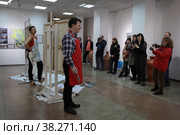 Ночь музеев в Балашихинской картинной галерее, художник Рина Гри и Павел Боркунов (2022 год). Редакционное фото, фотограф Дмитрий Неумоин / Фотобанк Лори