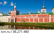 Николо-Пешношский монастырь и пруд перед стенами монастыря (2021 год). Стоковое фото, фотограф Pukhov K / Фотобанк Лори