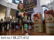 Женщина предлагает посетителям продегустировать коньяк армянский марочный коньяк "Горы и Камни" на фестивале вина и крепких напитков «Armwinefest 2022" в павильоне Армения на ВДНХ в городе Москве, Россия. Редакционное фото, фотограф Николай Винокуров / Фотобанк Лори