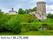 Pskov, Gremyachaya fortress tower and the ancient Church of Kozma and Damian from Gremyachaya mountain (2019 год). Стоковое фото, фотограф Ольга Остроухова / Фотобанк Лори