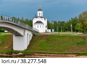 Монастырский мост через Тьмаку и церковь Михаила Тверского. Тверь (2022 год). Редакционное фото, фотограф Александр Щепин / Фотобанк Лори