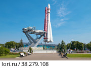Ракета "Восток" на стартовой площадке солнечным августовским днем. Экспонат Всеросийского выставочного центра (ВДНХ). Москва (2022 год). Редакционное фото, фотограф Виктор Карасев / Фотобанк Лори