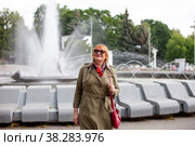 Old woman in stylish clothes walking on street. Стоковое фото, фотограф Дарья Трофимова / Фотобанк Лори