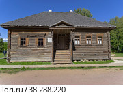 Дом Добровольских (изба-двойня) из деревни Вотроса Пестовского района (1880 г.). Музей деревянного зодчества в Витославицах, Великий Новгород. Солнечный день в сентябре. (2022 год). Редакционное фото, фотограф Сергей Рыбин / Фотобанк Лори