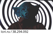Evil man with killer pig mask sitting on chair with psychedelic spiral background. Стоковое видео, видеограф Mihail Mihaylov / Фотобанк Лори