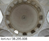 Отделка купола мечети Али Бозорг в Кашане (Иран) (2022 год). Редакционное фото, фотограф Максим Гулячик / Фотобанк Лори