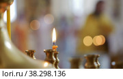 Candles burn in a lamp in an Orthodox church. Стоковое видео, видеограф Константин Шишкин / Фотобанк Лори