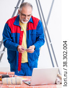 Old contractor doing renovation at home. Стоковое фото, фотограф Elnur / Фотобанк Лори
