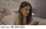 Girl actress of Slavic appearance in white shirt shows her emotions. Стоковое видео, видеограф Aleksandr Golubev / Фотобанк Лори