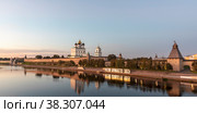Псковский кремль и Троицкий собор. Россия начинается здесь. Вечер. Псков (2019 год). Редакционное фото, фотограф Александр Щепин / Фотобанк Лори