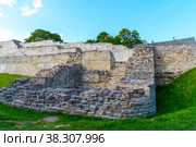 Стены Изборской крепости. Изборск, Псковская область (2019 год). Редакционное фото, фотограф Александр Щепин / Фотобанк Лори