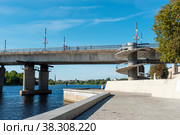 Винтовая лестница Ольгинского моста. Псков (2019 год). Редакционное фото, фотограф Александр Щепин / Фотобанк Лори