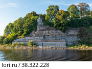 Склон Снятной горы со стороны реки Великой. Псков (2019 год). Редакционное фото, фотограф Александр Щепин / Фотобанк Лори