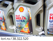 Shell Helix Ultra oil in plastic canisters (2021 год). Редакционное фото, фотограф FotograFF / Фотобанк Лори