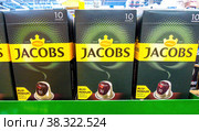 Coffee Jacobs in aluminium capsules on the shelf (2021 год). Редакционное фото, фотограф FotograFF / Фотобанк Лори