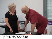 Сергей Михайлович Бубновский тестирует костно-мышечную систему  пациента в медицинском центре Бубновского в Балашихе (2022 год). Редакционное фото, фотограф Дмитрий Неумоин / Фотобанк Лори