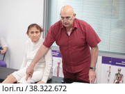Сергей Михайлович Бубновский тестирует костно мышечную систему  пациента в медицинском центре Бубновского в Балашихе (2022 год). Редакционное фото, фотограф Дмитрий Неумоин / Фотобанк Лори