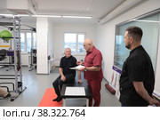 Сергей Михайлович Бубновский тестирует костно-мышечную систему  пациента в медицинском центре Бубновского в Балашихе (2022 год). Редакционное фото, фотограф Дмитрий Неумоин / Фотобанк Лори