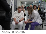 Пожилая женщина и врач в центре доктора Бубновского в Балашихе (2022 год). Редакционное фото, фотограф Дмитрий Неумоин / Фотобанк Лори