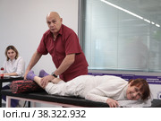 Сергей Михайлович Бубновский тестирует костно-мышечную систему пациентки (2022 год). Редакционное фото, фотограф Дмитрий Неумоин / Фотобанк Лори