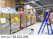 Interior of the retail discounter Svetofor (2020 год). Редакционное фото, фотограф FotograFF / Фотобанк Лори