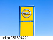 Opel dealership sign against the blue sky (2016 год). Редакционное фото, фотограф FotograFF / Фотобанк Лори