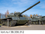 Советский танк Т-62М в в открытой экспозиции музея "Прорыв блокады Ленинграда" октябрьским днем. Кировск, Ленинградская область (2022 год). Редакционное фото, фотограф Виктор Карасев / Фотобанк Лори