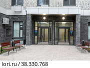 Москва, район Марфино, улица Академика Комарова, 11г. Ярко освещенный подъезд нового современного дома, построенного в рамках городской программы реновации (2022 год). Стоковое фото, фотограф Наталья Николаева / Фотобанк Лори
