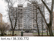 Москва, район Марфино, улица Академика Комарова, 11г. Новый современный дом, построенный для переселения из ветхого жилья в Северо-восточном административном округе, уже заселен (2022 год). Редакционное фото, фотограф Наталья Николаева / Фотобанк Лори