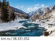 Зимний пейзаж с рекой Катунь и заснеженными горами. Республика Алтай, Западная Сибирь, Россия. Стоковое фото, фотограф Наталья Волкова / Фотобанк Лори