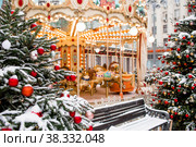Christmas decoration of the streets in classic red and green tones. Beautiful festive landscapes in Moscow on Tverskaya street. Decorated Christmas trees. (2018 год). Стоковое фото, фотограф Photojuli / Фотобанк Лори