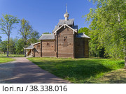 Церковь Николая Чудотворца из села Мякишево. Музей деревянного зодчества в Витославицах, Великий Новгород. Солнечный день в сентябре. (2022 год). Редакционное фото, фотограф Сергей Рыбин / Фотобанк Лори