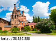 Церковь Успения Пресвятой Богородицы (Петра и Павла) в Крутицах и колокольня. Крутицкое подворье. Солнечный летний день. Москва. Россия (2022 год). Редакционное фото, фотограф E. O. / Фотобанк Лори