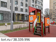 Москва, район Марфино, улица Академика Комарова, 11г.  Детская площадка во дворе нового современного дома, построенного в рамках городской программы реновации для переселения из ветхого жилья (2022 год). Редакционное фото, фотограф Наталья Николаева / Фотобанк Лори