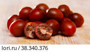 Cherry kumato tomatoes. Стоковое фото, фотограф Яков Филимонов / Фотобанк Лори