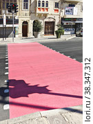 City pedestrian crossings are painted pink to draw attention to month of breast cancer awareness in October (2022 год). Редакционное фото, фотограф Kira_Yan / Фотобанк Лори