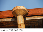 metal gutter on the roof of a residential building. Стоковое фото, фотограф Поликарпов Владимир Владимирович / Фотобанк Лори