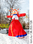 Shrovetide doll prepared for burning at the winter farewell festival Maslenitsa (2018 год). Редакционное фото, фотограф FotograFF / Фотобанк Лори