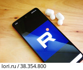 Российский видеопортал Rutube на экране смартфона (2022 год). Редакционное фото, фотограф Татьяна Т / Фотобанк Лори