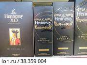 Hennessy cognac ready for sale on the shelves (2020 год). Редакционное фото, фотограф FotograFF / Фотобанк Лори