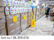 Interior of the retail discounter Svetofor (2021 год). Редакционное фото, фотограф FotograFF / Фотобанк Лори