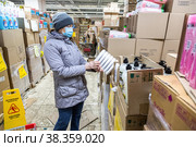 Woman shopping in the Svetofor retail discounter (2021 год). Редакционное фото, фотограф FotograFF / Фотобанк Лори