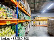 Interior of the retail discounter Mayak (2021 год). Редакционное фото, фотограф FotograFF / Фотобанк Лори