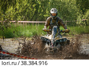 Спортсмен на квадроцикле в грязевом болоте,  MUD RING, на первом этапе гоночной серии F7 CHALLENGE 2021, Авто-мото трасса Бурцево. Редакционное фото, фотограф Pukhov K / Фотобанк Лори