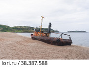 Old abandoned painted ship on the seashore. a beached ship. Teriberka, Russia (2022 год). Стоковое фото, фотограф Наталия Бушкевич / Фотобанк Лори