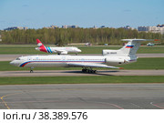 Самолет Ту-154Б-2 (RA-85605) в аэропорту Пулково солнечным майским днем. Санкт-Петербург (2022 год). Редакционное фото, фотограф Виктор Карасев / Фотобанк Лори