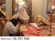 Митрополит Ювеналий рукоположил диакона Александра Тарабрина во пресвитера (2021 год). Редакционное фото, фотограф Дмитрий Неумоин / Фотобанк Лори