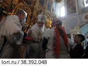 Великое освящение Введенского храма Дмитрова, епископ Серпуховской Роман (2021 год). Редакционное фото, фотограф Дмитрий Неумоин / Фотобанк Лори