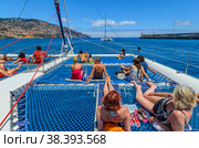 A pleasure catamaran with passengers set sail from Funchal Bay (2012 год). Редакционное фото, фотограф Михаил Аккуратoв / Фотобанк Лори