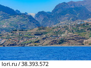 The mountainous coast of the island of Madeira is built up with houses (2012 год). Стоковое фото, фотограф Михаил Аккуратoв / Фотобанк Лори